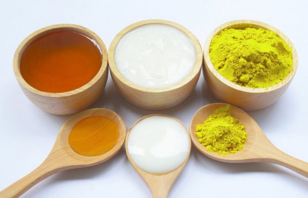 Những công thức làm sữa rửa mặt nghệ làm trắng da cực hiệu quả 2