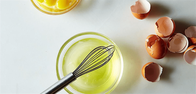 Lòng trắng trứng làm nhỏ lỗ chân lông