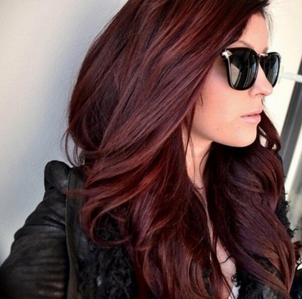 Sắc vang đỏ trên tóc luôn là sự lựa chọn hoàn hảo cho cả tone da và màu tóc. Nó tôn lên vẻ đẹp rực rỡ và rạng ngời của nàng trong mọi hoàn cảnh. Hãy để mái tóc của bạn trở nên quyến rũ và tự tin hơn với màu tóc này.