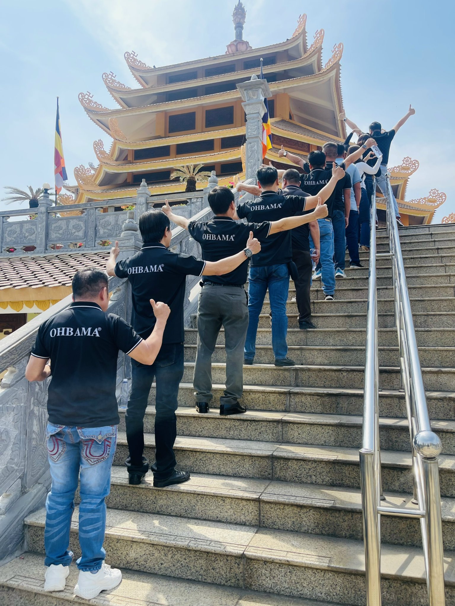 Du xuân đầu năm cùng các ASM và Ban Giám Đốc.