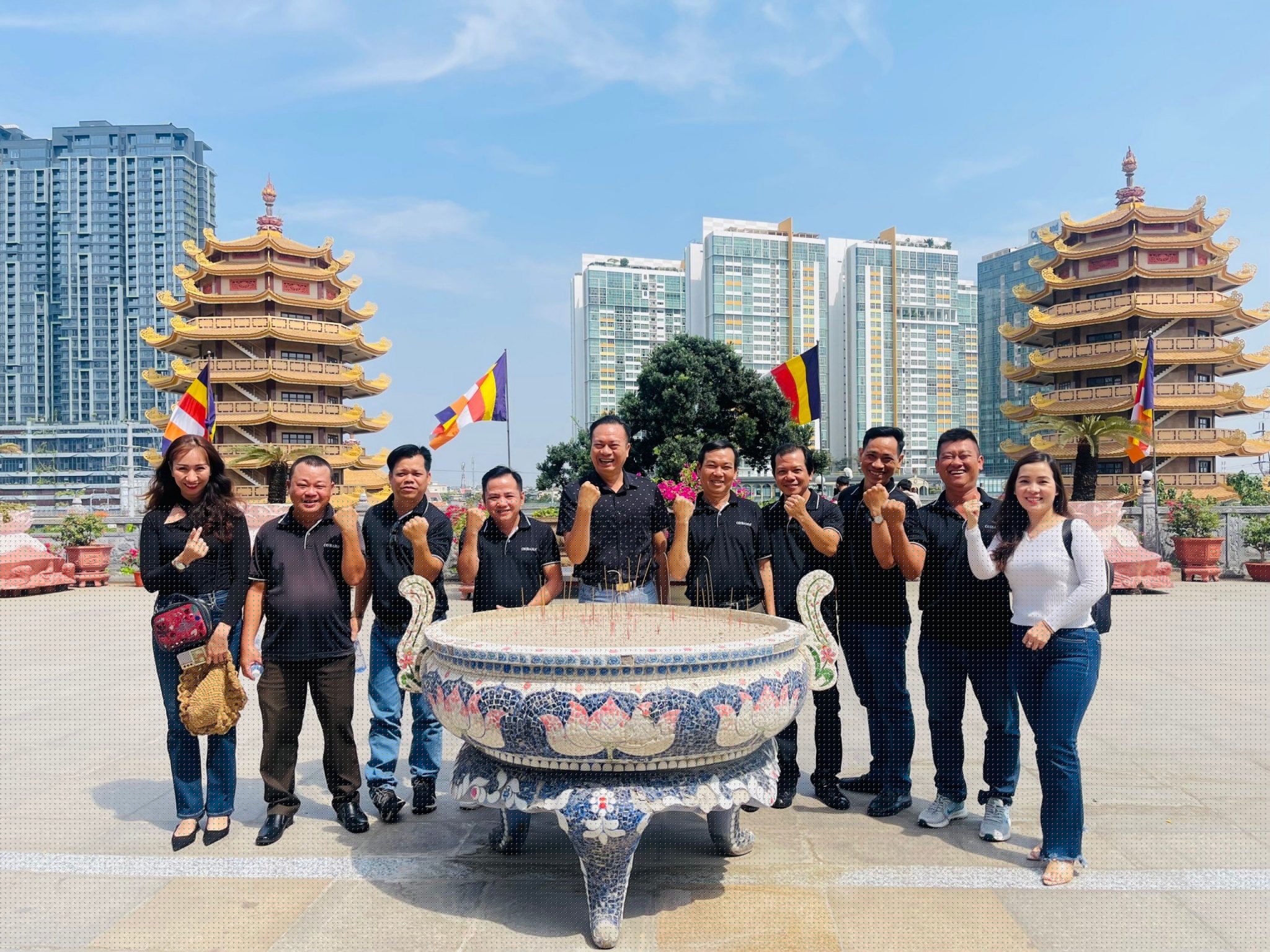 Du xuân đầu năm cùng các ASM và Ban Giám Đốc.