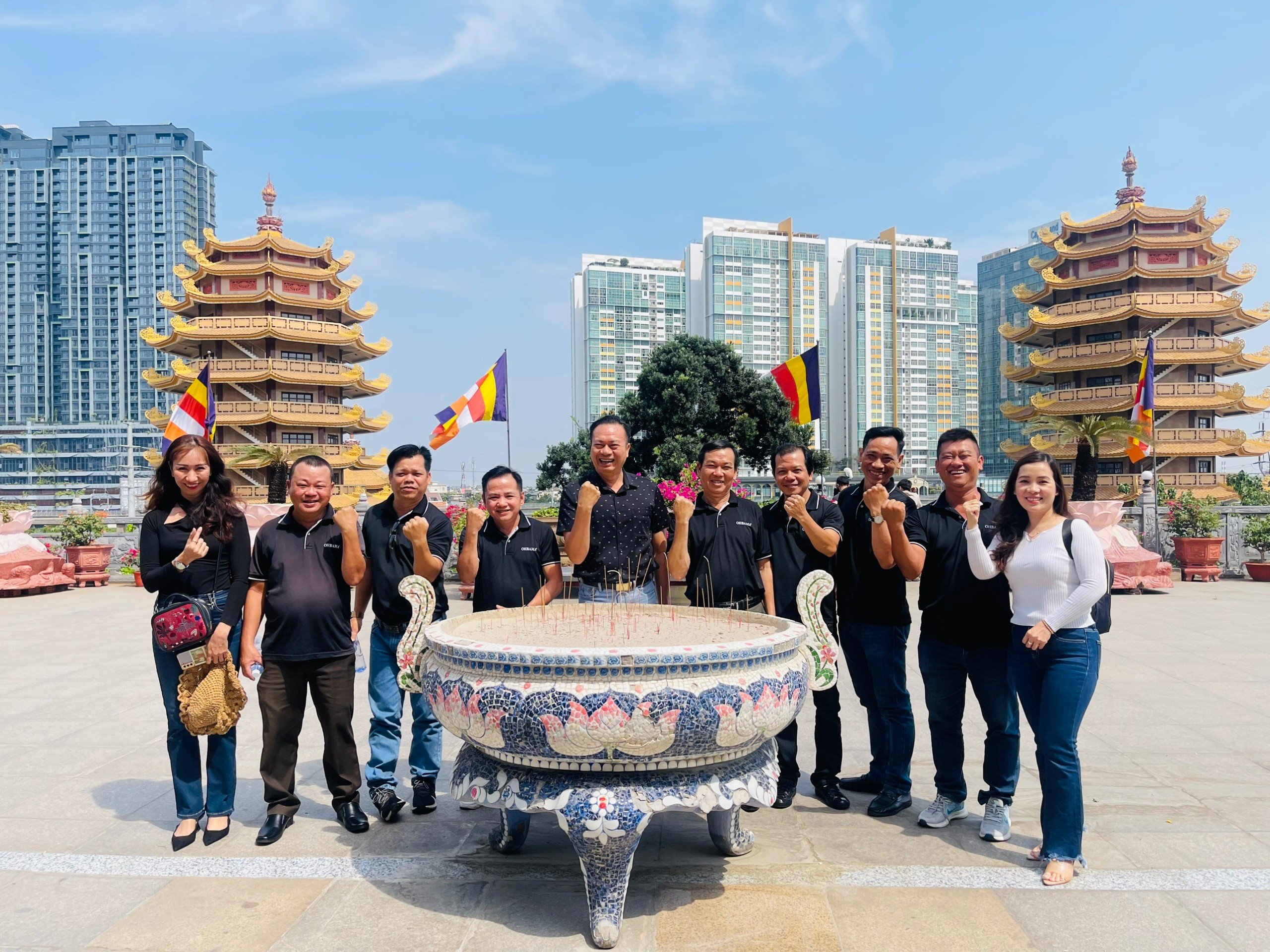 Du xuân đầu năm cùng các ASM và Ban Giám Đốc.