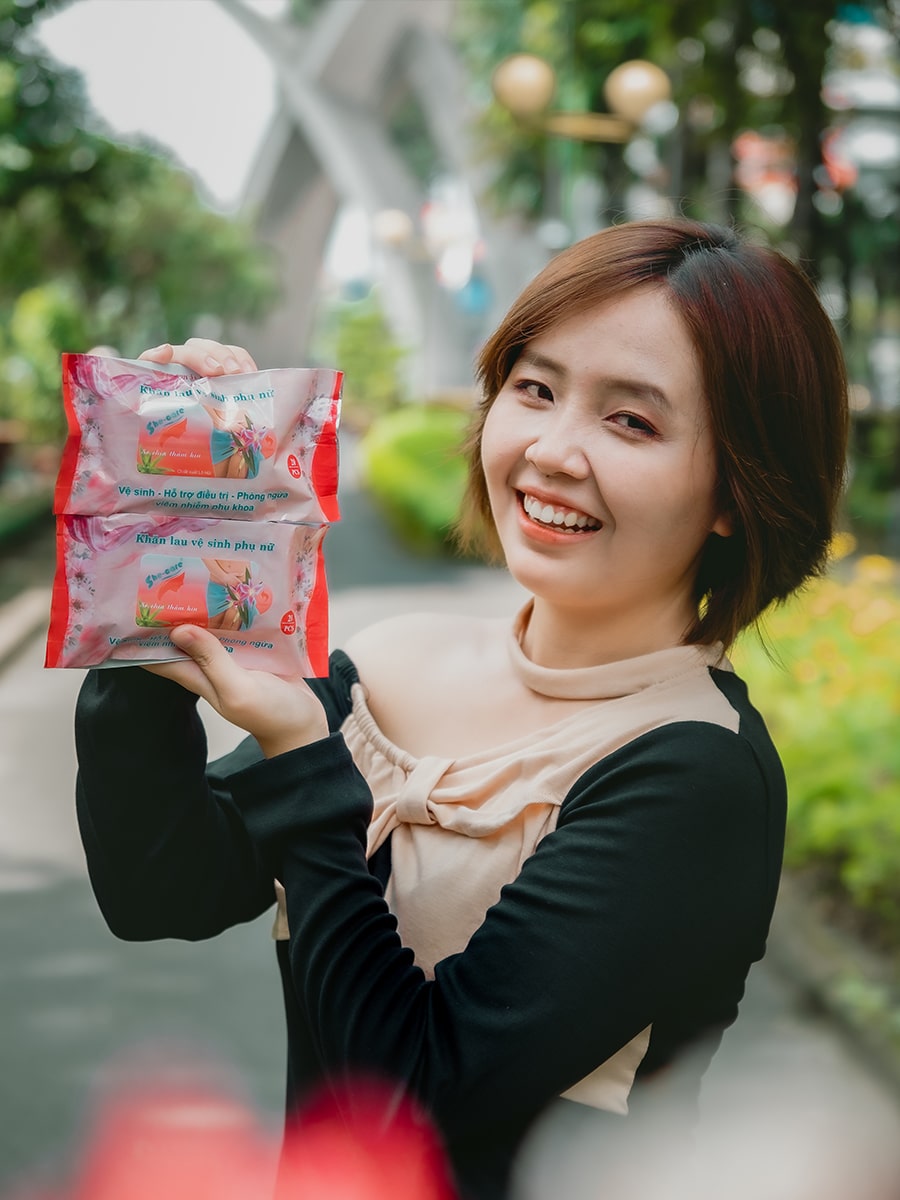 Khách hàng sử dụng sản phẩm Khăn vệ sinh phụ nữ SHECARE