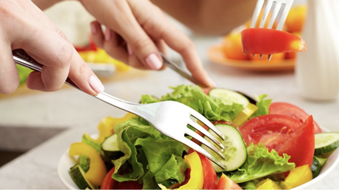 Chế độ dinh dưỡng lành mạnh giúp cải thiện mùi hôi vùng kín