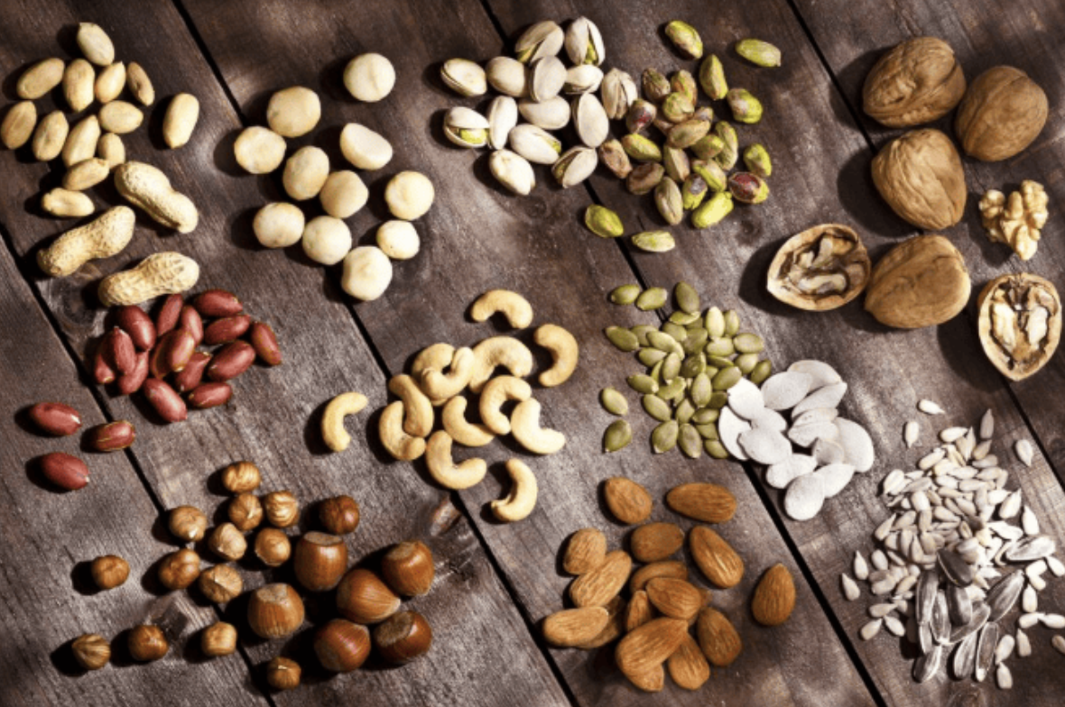 Quả bơ và các loại hạt như hạt chia, hạt lanh, và óc chó cung cấp Vitamin E