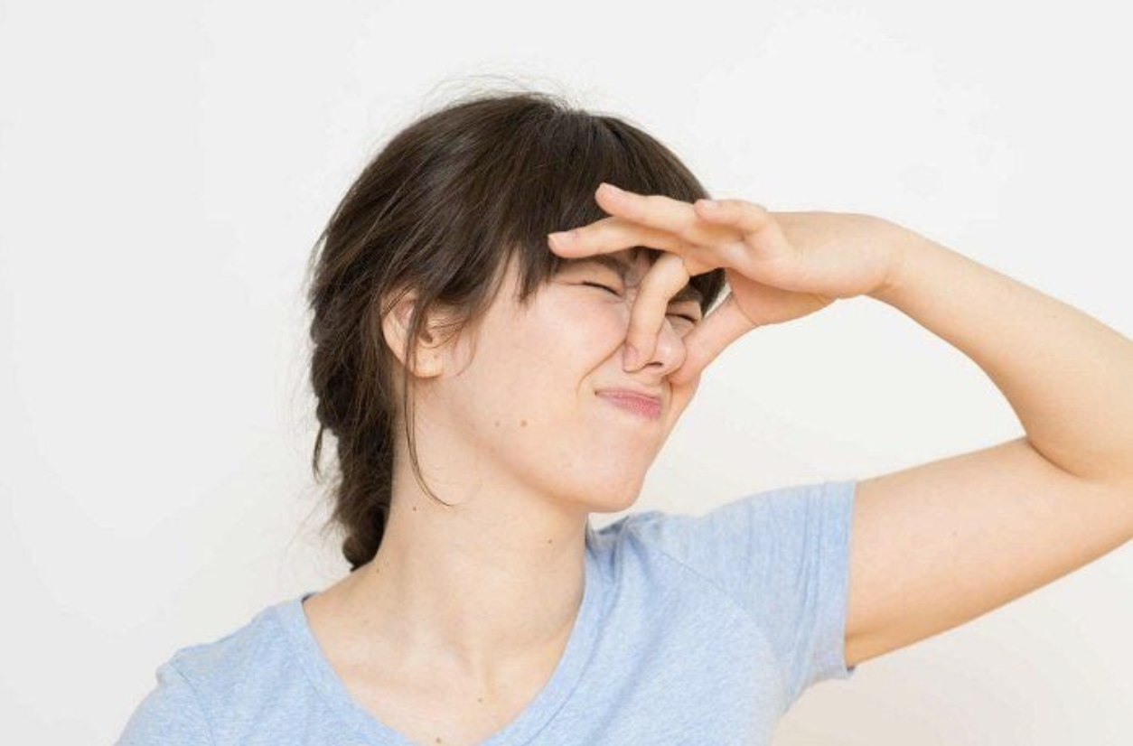 Tại sao vùng kín có mùi hôi?
