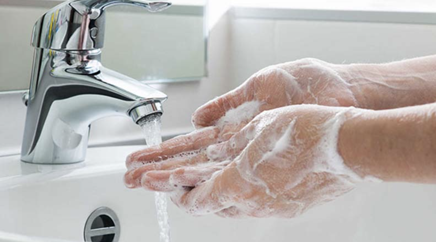 Trước khi vệ sinh vùng kín, hãy rửa tay sạch sẽ bằng xà phòng và nước để tránh lây lan vi khuẩn.