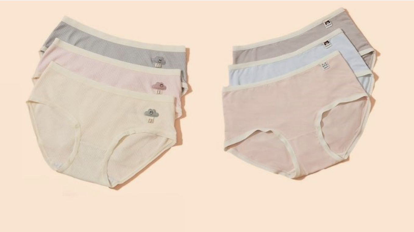 Quần lót cotton vừa người giữ cho cô bé luôn khô ráo, thoáng mát.