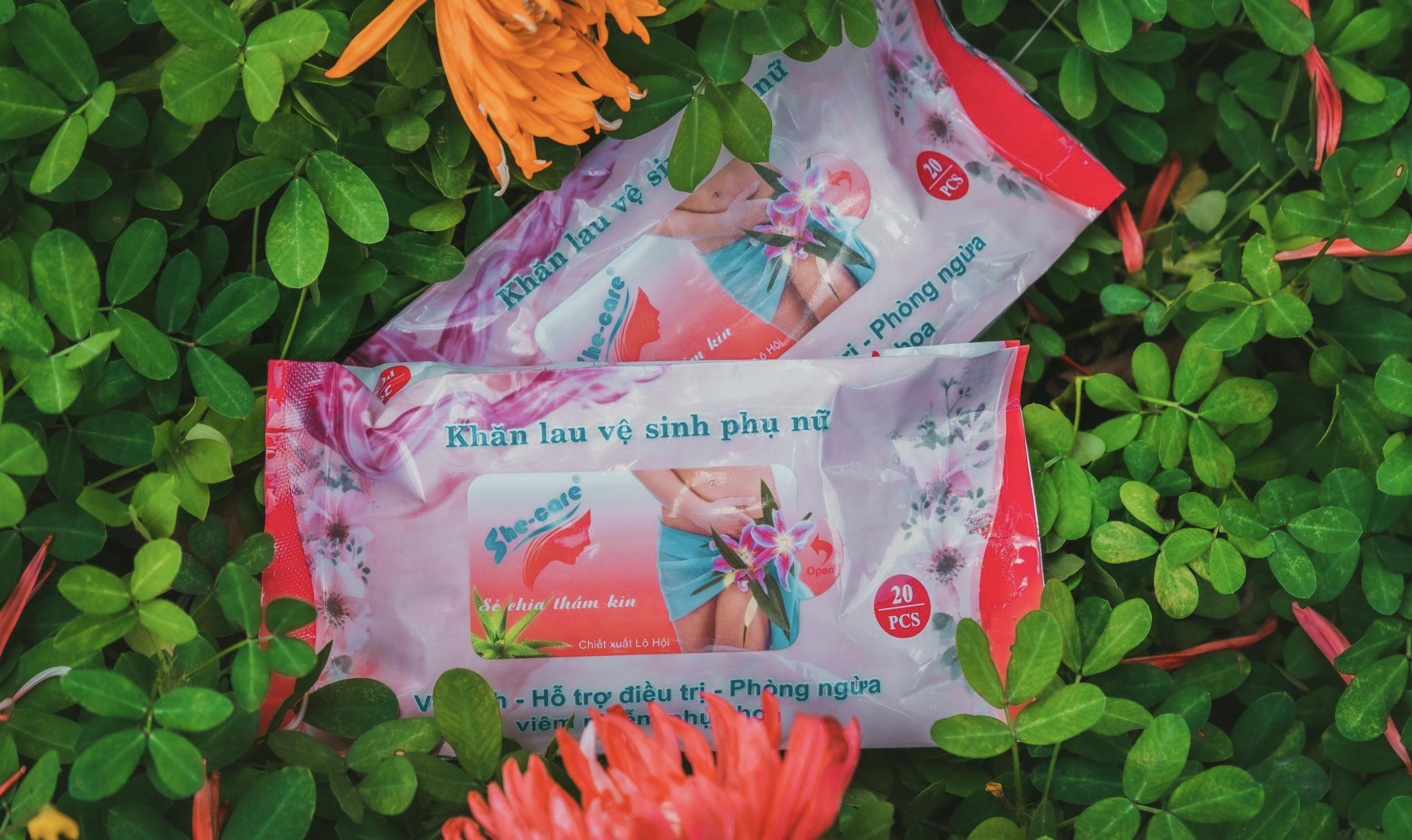 Khăn lau vệ sinh Shecare với các thành phần thiên nhiên hỗ trợ chăm sóc vùng kín