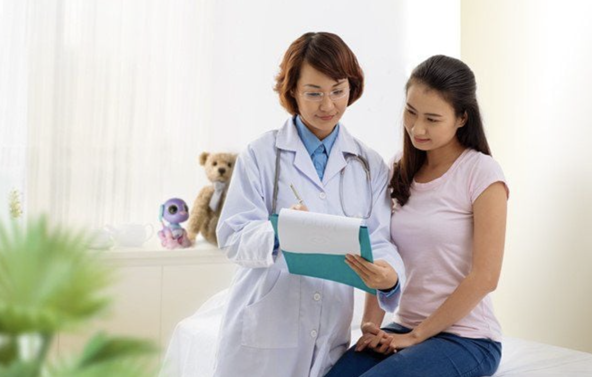 Khám phụ khoa định kì để được tư vấn và điều trị khi vùng kín bị sưng một bên mép