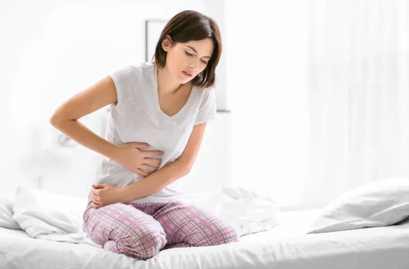 Phải làm gì khi vùng kín bị sưng một bên mép?